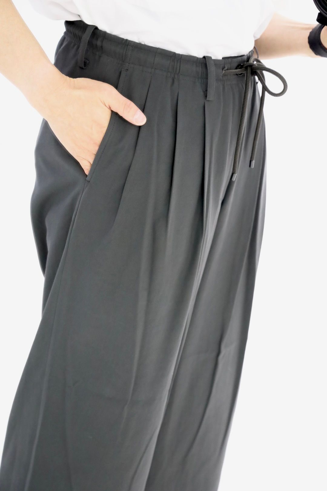 マーカウェア 26SS  60/2オーガニック強燃ボイル3/2ツイル / トリプルプリーテッドイージートラウザーズ(A26A16PT02C)Charcoal☆新作発売！