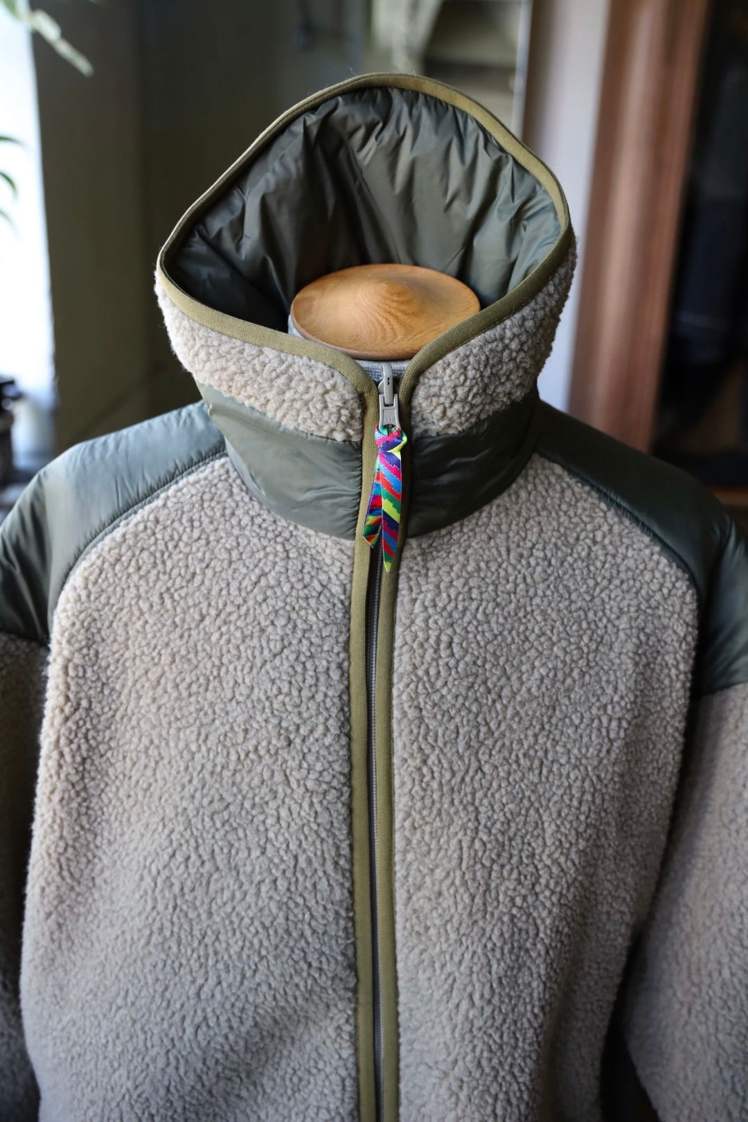 イズネス 25AW REVERSIBLE FLEECE DOWN JACKET is-ness×TAION (25AW_34_1007AWDOWNJK01)KHAKI☆新作発売！