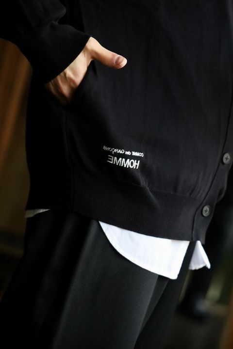 COMME des GARCONS HOMME 新ロゴ入りカーディガンスタイル