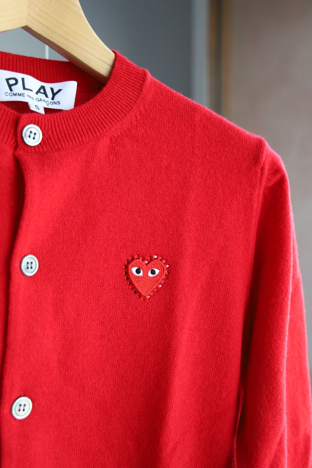 プレイコムデギャルソン ROUND NECK RHINESTONE CARDIGAN (RED/RED HEART)