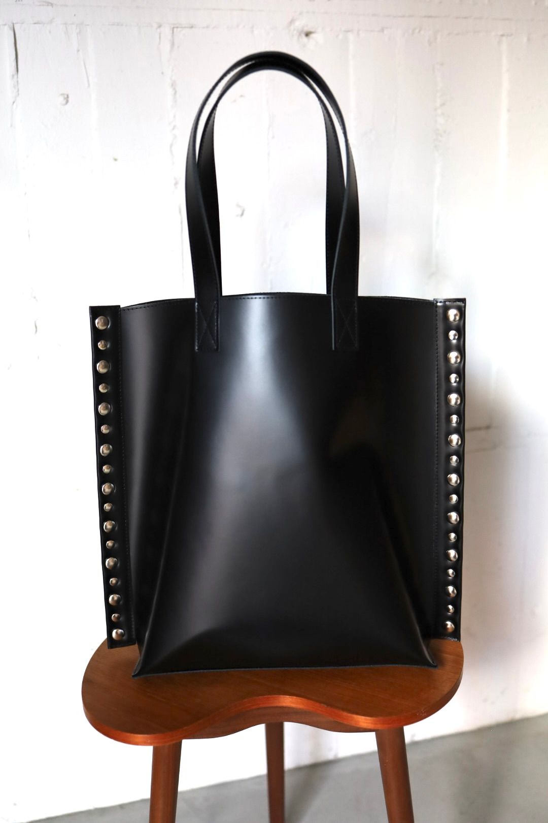 tao 26FW ステアガラス スタッズ付トートバッグ 大(TC-K203-052)BLACK☆8月7日(金)発売！