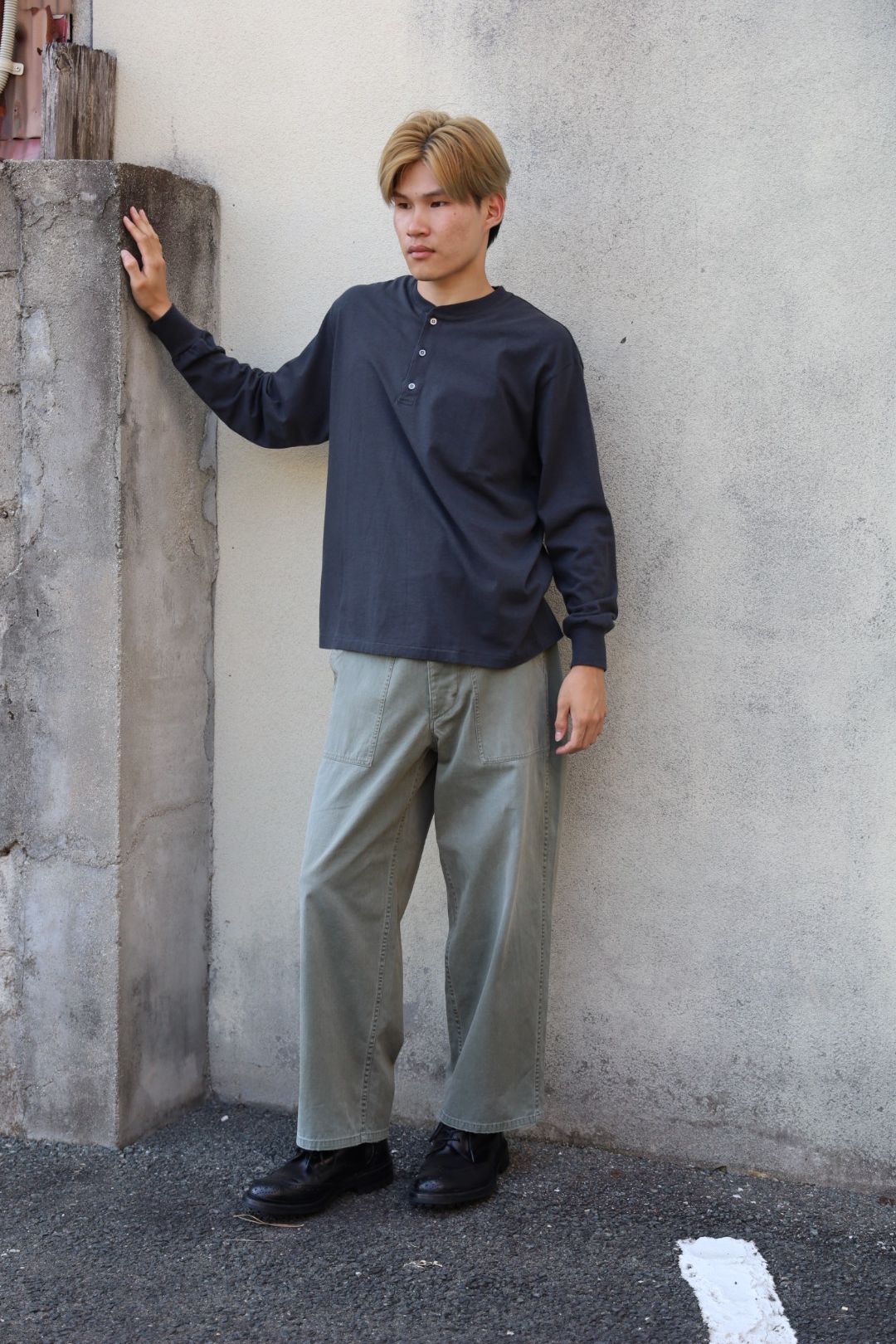 A.PRESSE Cashmere Blend L/S Henley Neck Shirt スタイル