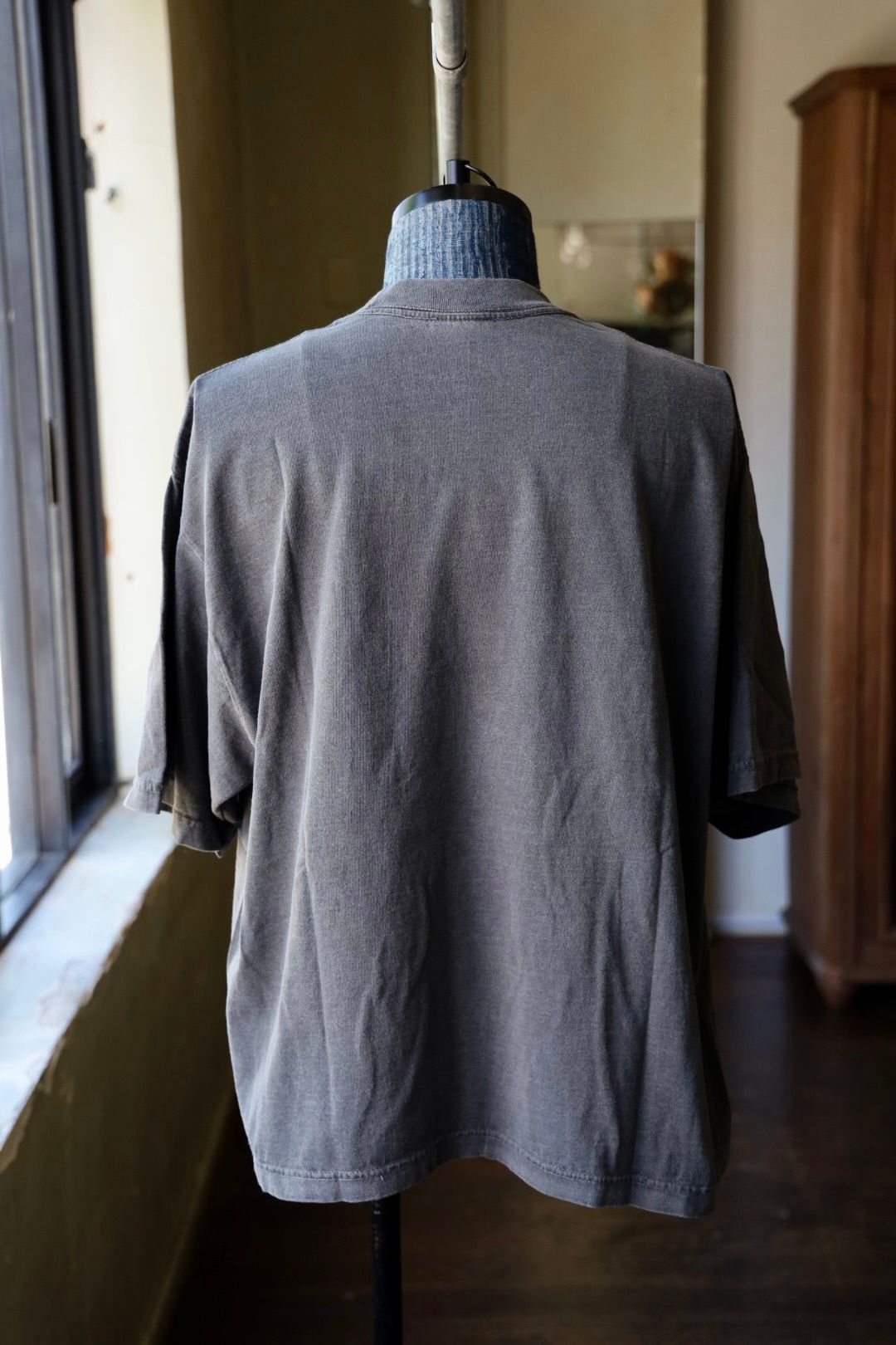 イズネスミュージック 25AW RAVE T-SHIRT (IMP6_05_RAVE5ST01) SUMI (CHARCOAL)