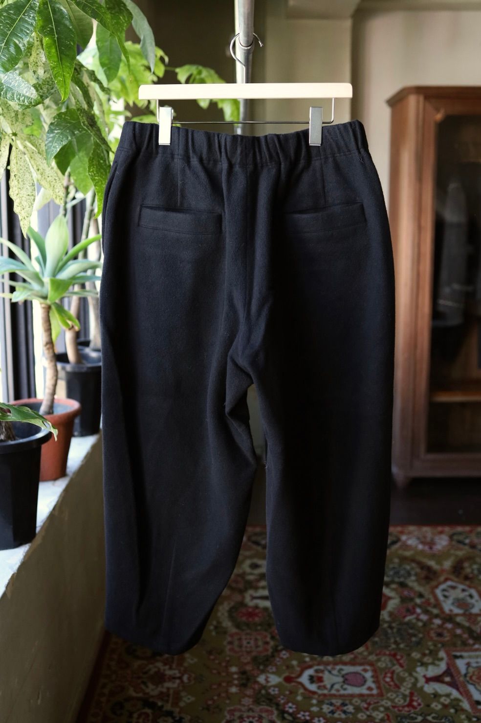 イズネス 25AW WOOL DARTS PANTS (25AW_27_1006SSPT01)BLACK☆新作発売！