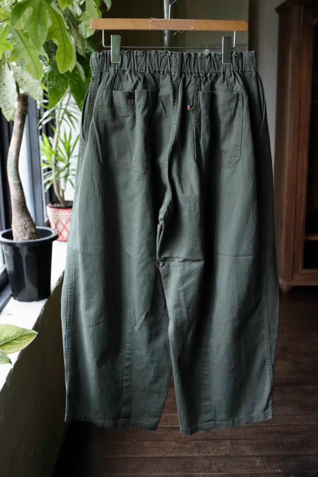 イズネス25AW HERRINGBONE BALLOON BAKER PANTS(1006SSBALOONPT01)KHAKI