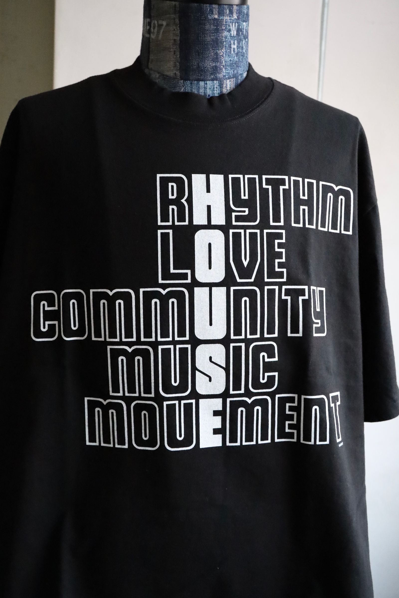イズネスミュージック 25SS HOUSE RHYTHM T-SHIRT(IMP5_07_HOUSERHYTHMT01)BLACK