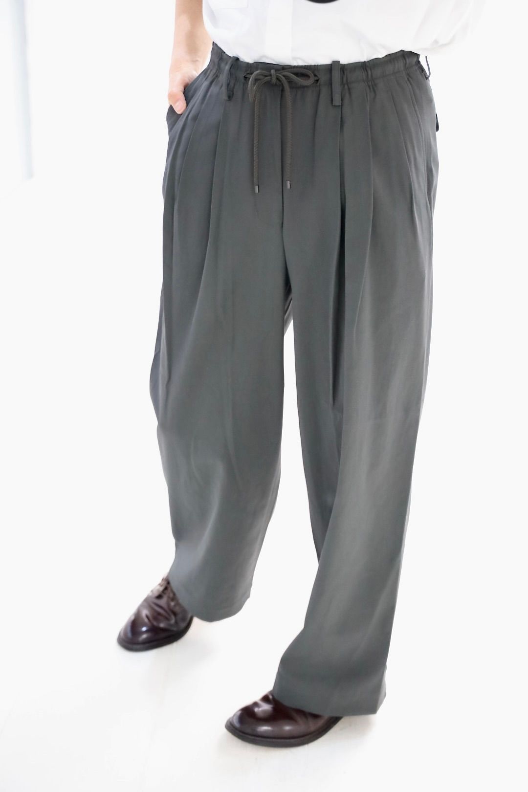 マーカウェア 26SS  60/2オーガニック強燃ボイル3/2ツイル / トリプルプリーテッドイージートラウザーズ(A26A16PT02C)Charcoal☆新作発売！