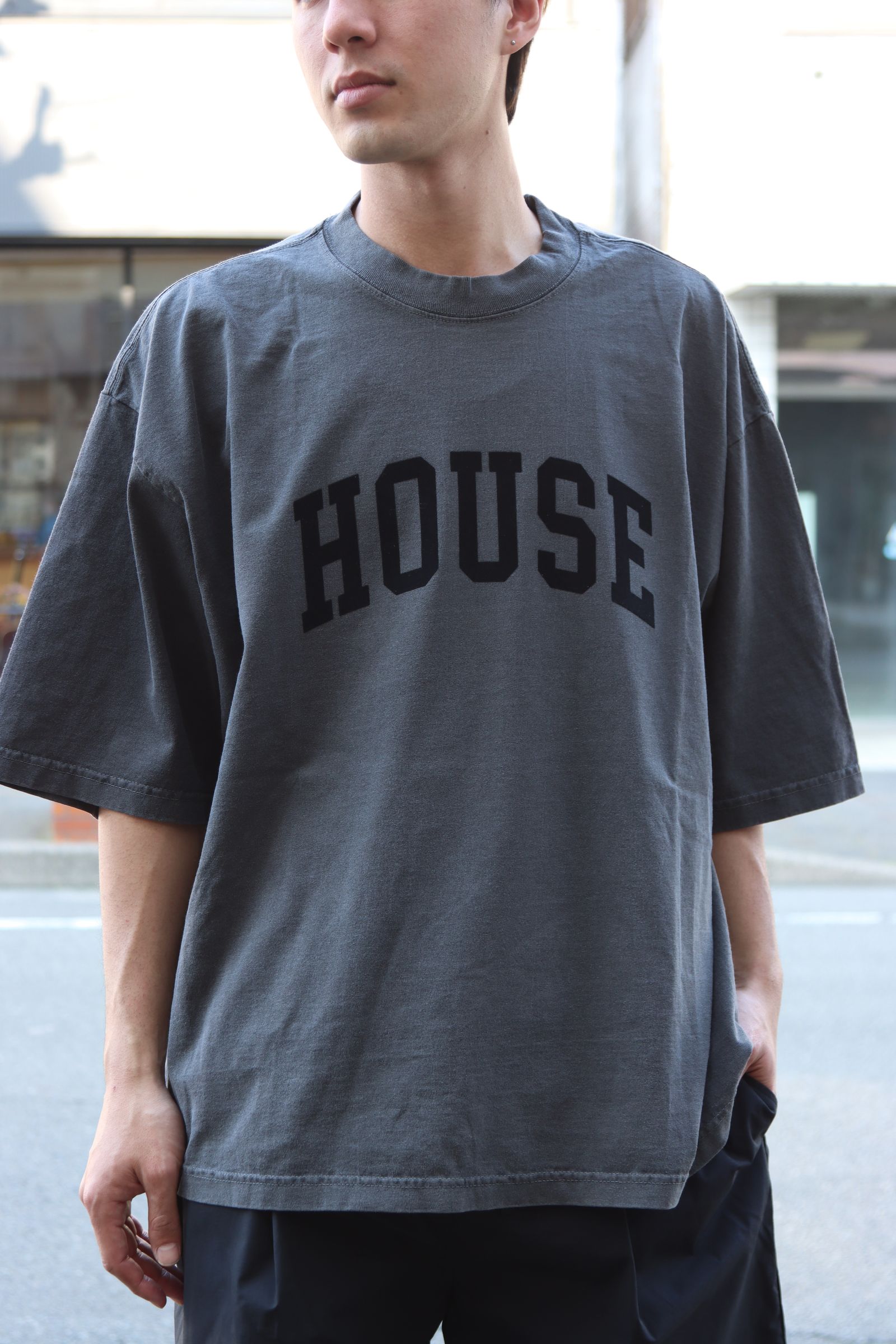 イズネスミュージック 25SS HOUSE FLOCKY PRINT T-SHIRT(IMP5_10_FLHOUSET01)SUMI(CHARCOAL)