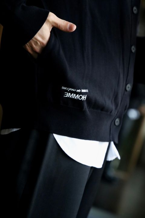 COMME des GARCONS HOMME 新ロゴ入りカーディガンスタイル
