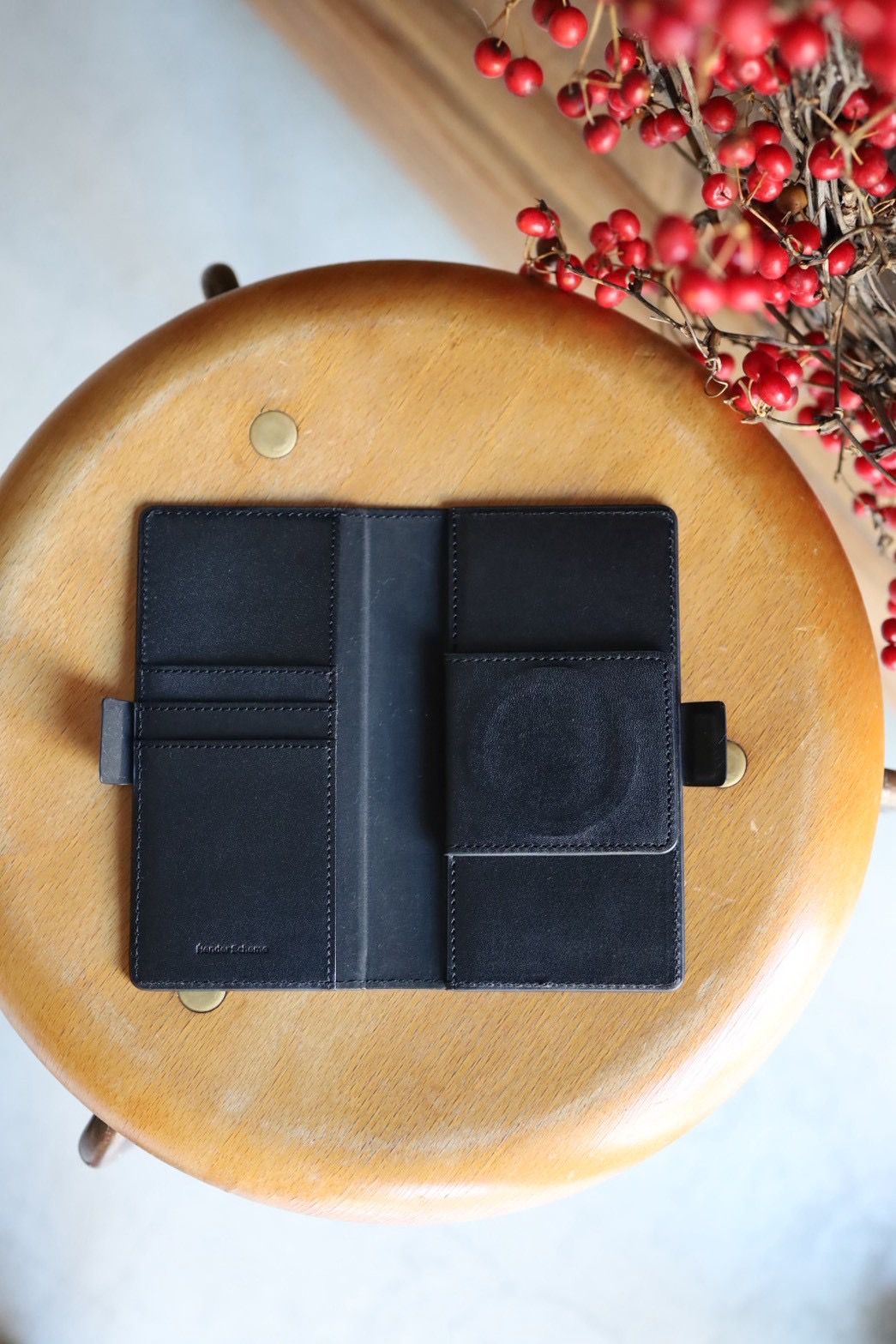 エンダースキーマ 26ws smart phone folio(yv-c-sfc)black☆12月6日(土)発売！