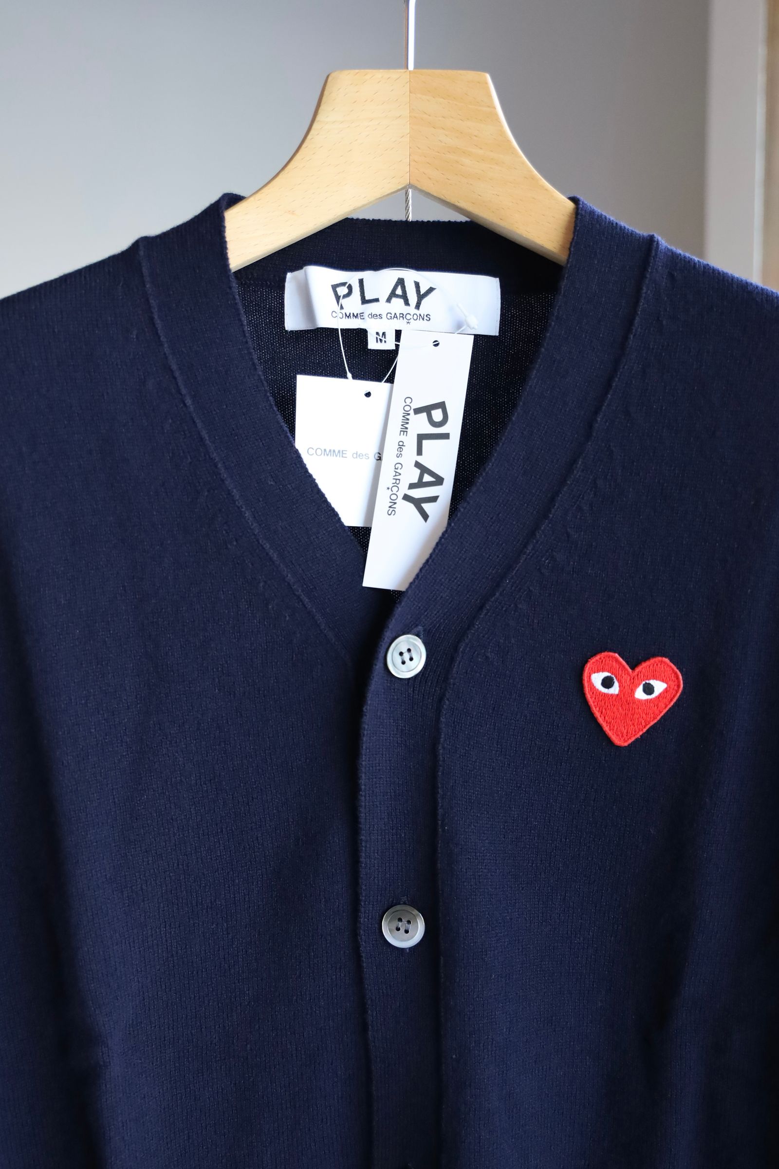 プレイコムデギャルソン V-NECK CARDIGAN (NAVY/RED HEART)