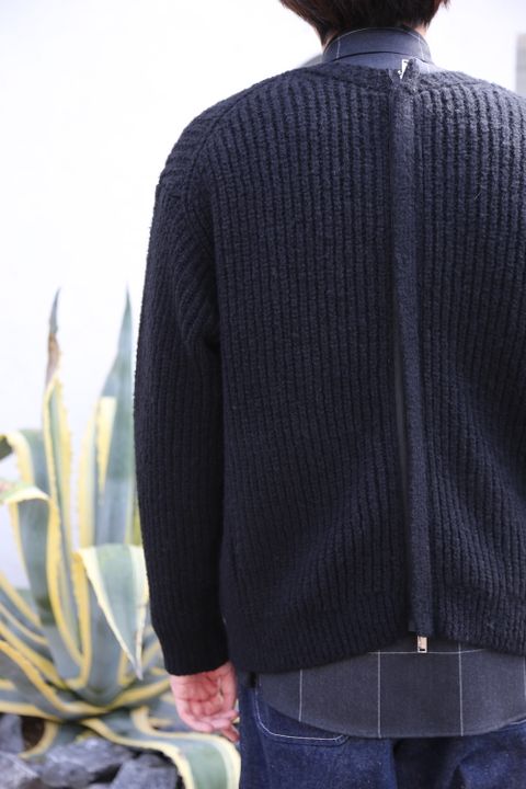 YOKEより、3G BACK ZIP RIB CREW NECK "BLACK" style.2020.10.17.