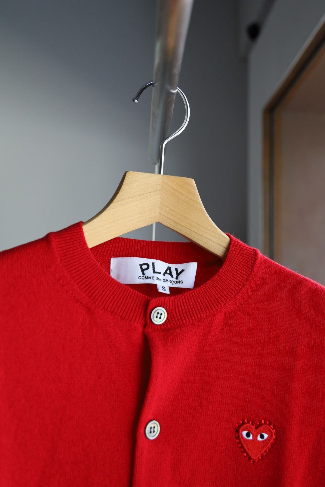 プレイコムデギャルソン ROUND NECK RHINESTONE CARDIGAN (RED/RED HEART)