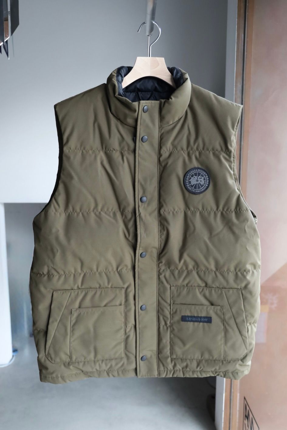 カナダグース ブラックレーベル Freestyle Crew Vest Black Label (2054MLB)OLIVE☆新作発売！