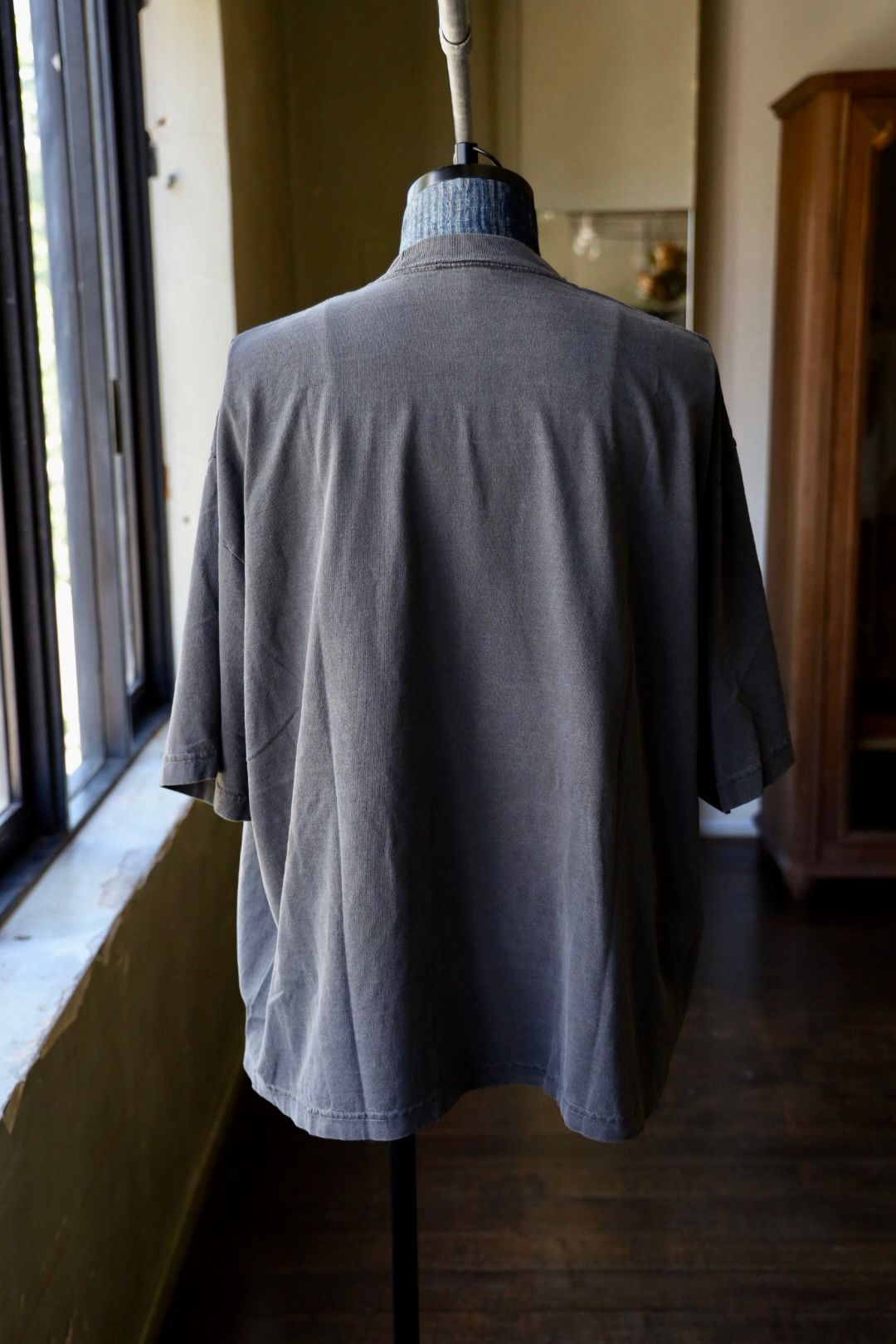 イズネスミュージック 25AW DUB T-SHIRT (IMP6_07_DUBSST01) SUMI (CHARCOAL)