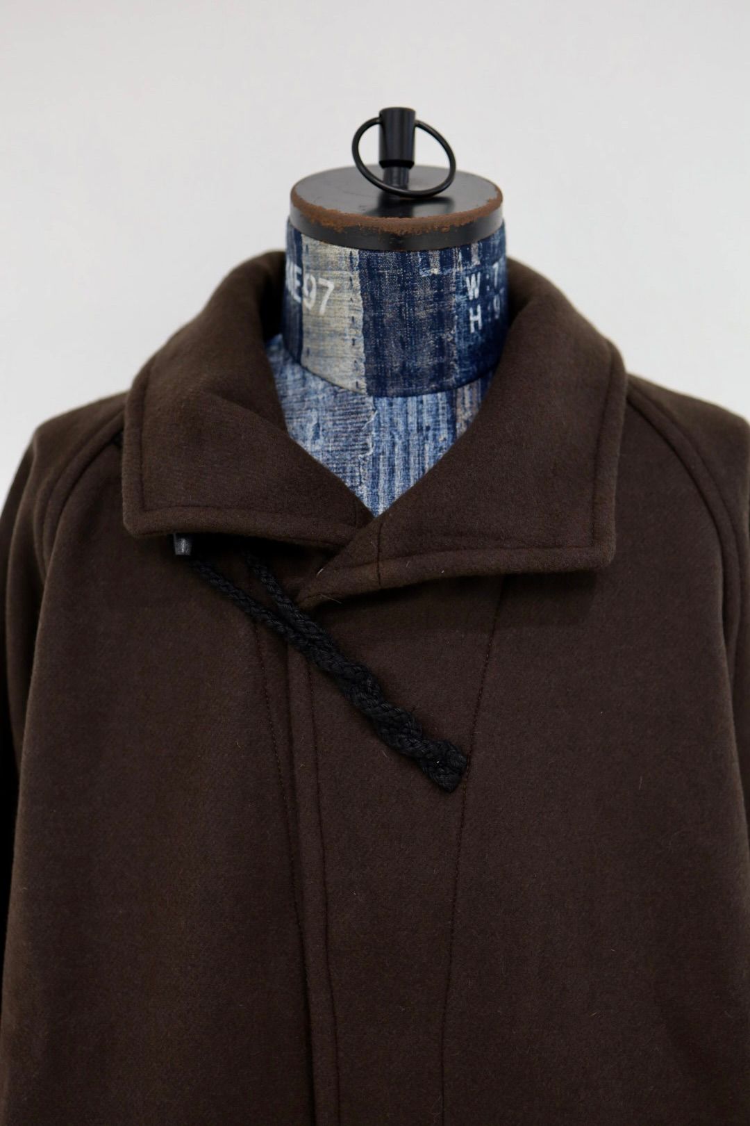 イズネス26AW  Duffle Smock Coat(26AW_34_1007AWCOAT02)BROWN☆10月10日(土)発売！