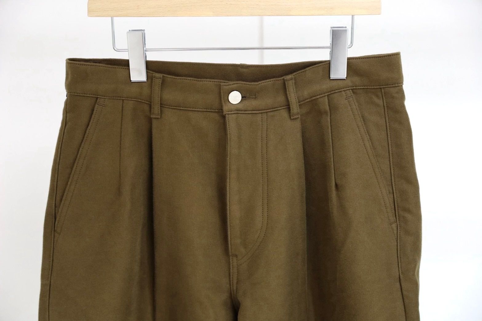 グラフペーパー Cotton Double Serge Two Tuck Tapered Pants(GM263-40451)BROWN