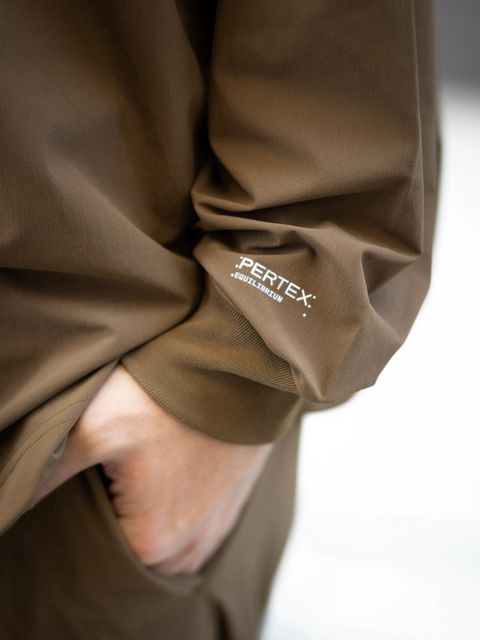 Graphpaper PERTEX® EQUILIBRIUM L/S Crew Neck Pullover (BROWN) MARKスタイル