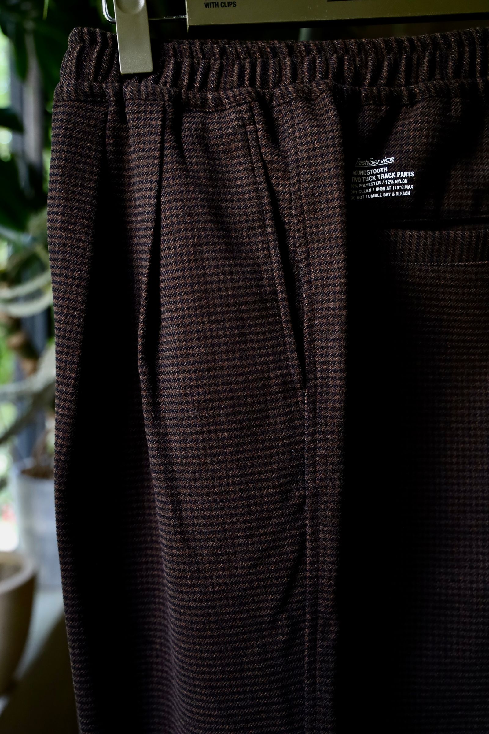 フレッシュサービス HOUNDSTOOTH TWO TUCK TRACK PANTS (FSC243-40188)BROWN