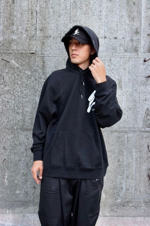 Yohji Yamamoto×NEWERA 裏毛オーバーサイズドプルオーバーフーディースタイル