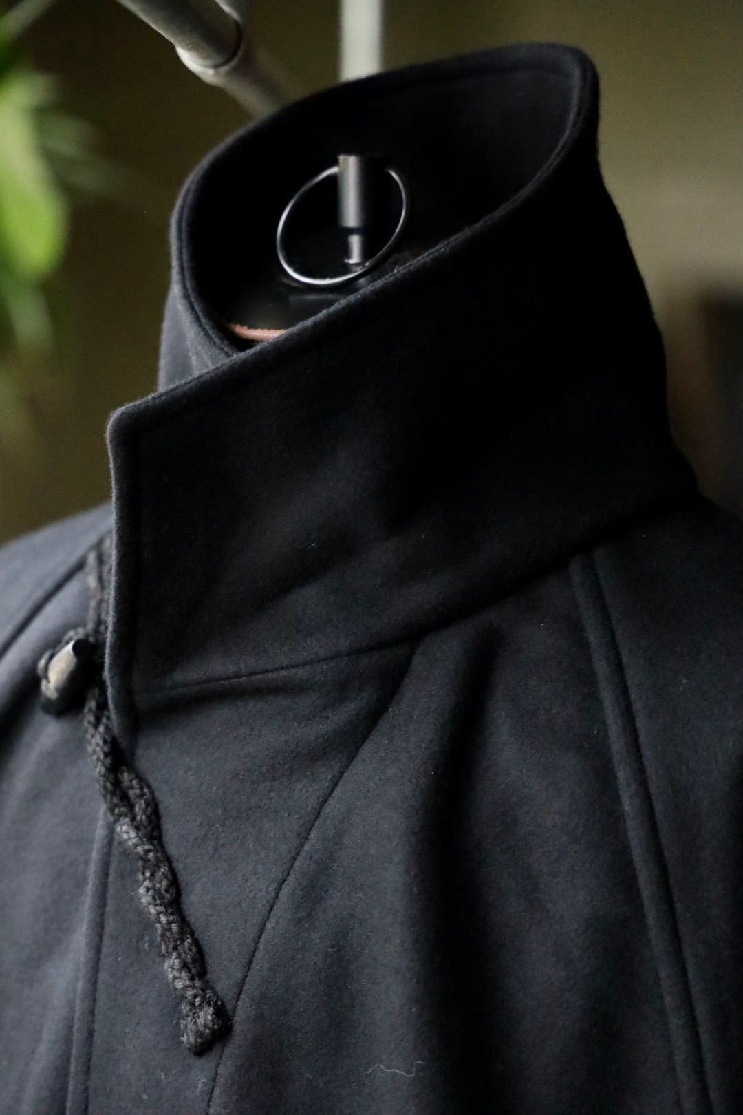 イズネス 25AW DUFFLE SMOCKS COAT (25AW_32_1007AWCOAT02)BLACK☆新作発売！