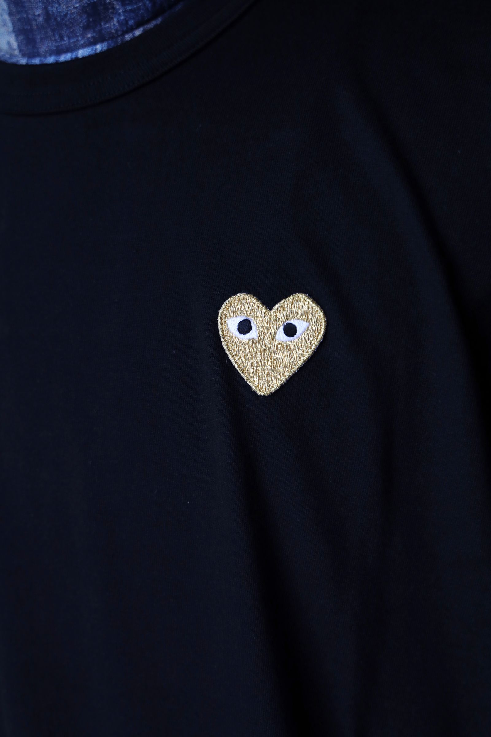 PLAY COMME des GARCONS - プレイコムデギャルソン ワンポイントTシャツ (BLACK×GOLD HEART) | mark