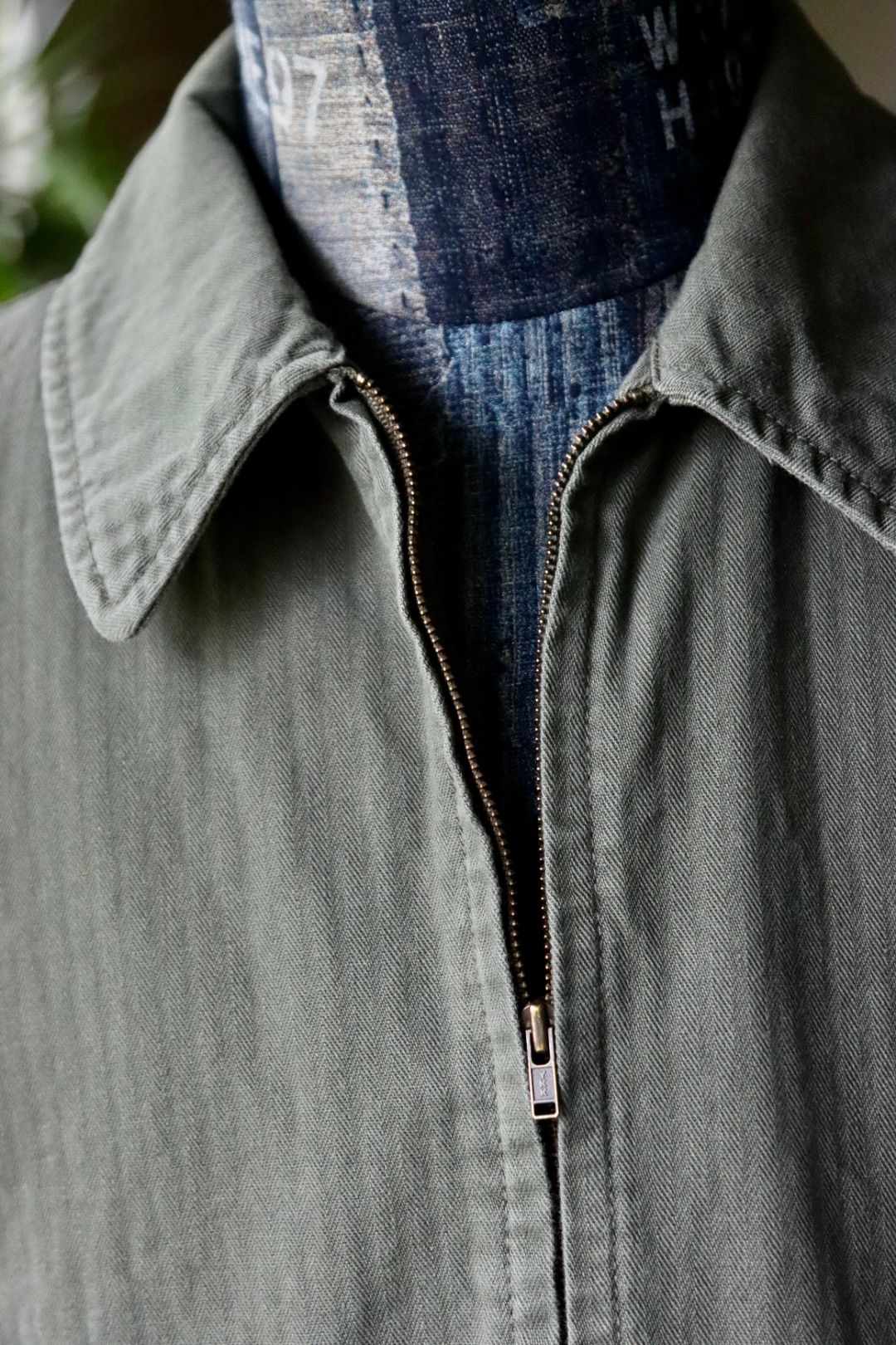 イズネス25AW HERRINGBONE ZIP JACKET(1007AWJK06)KHAKI