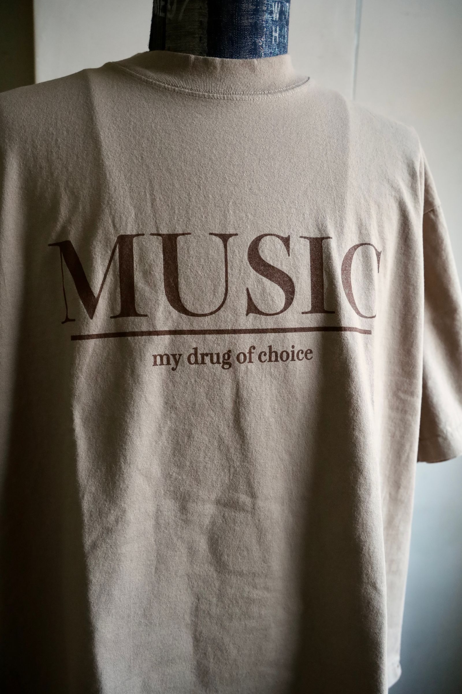 イズネスミュージック 25SS MUSIC MY DRAG T-SHIRT(IMP5_03_MUSIC MDDT01)OATMEAL