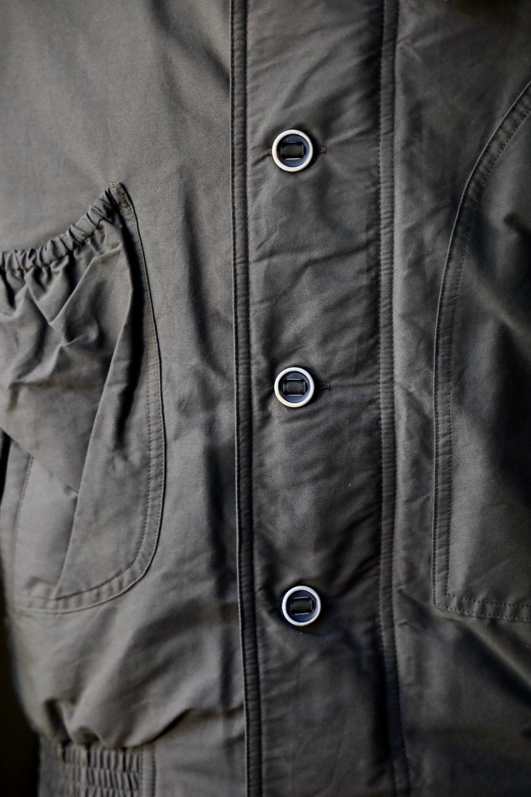 ヨーク 25FW ブルゾン "KATHARINE HAMNETT" Recycle Polyester Short Blouson(YK25FW01129B-KH)OLIVE