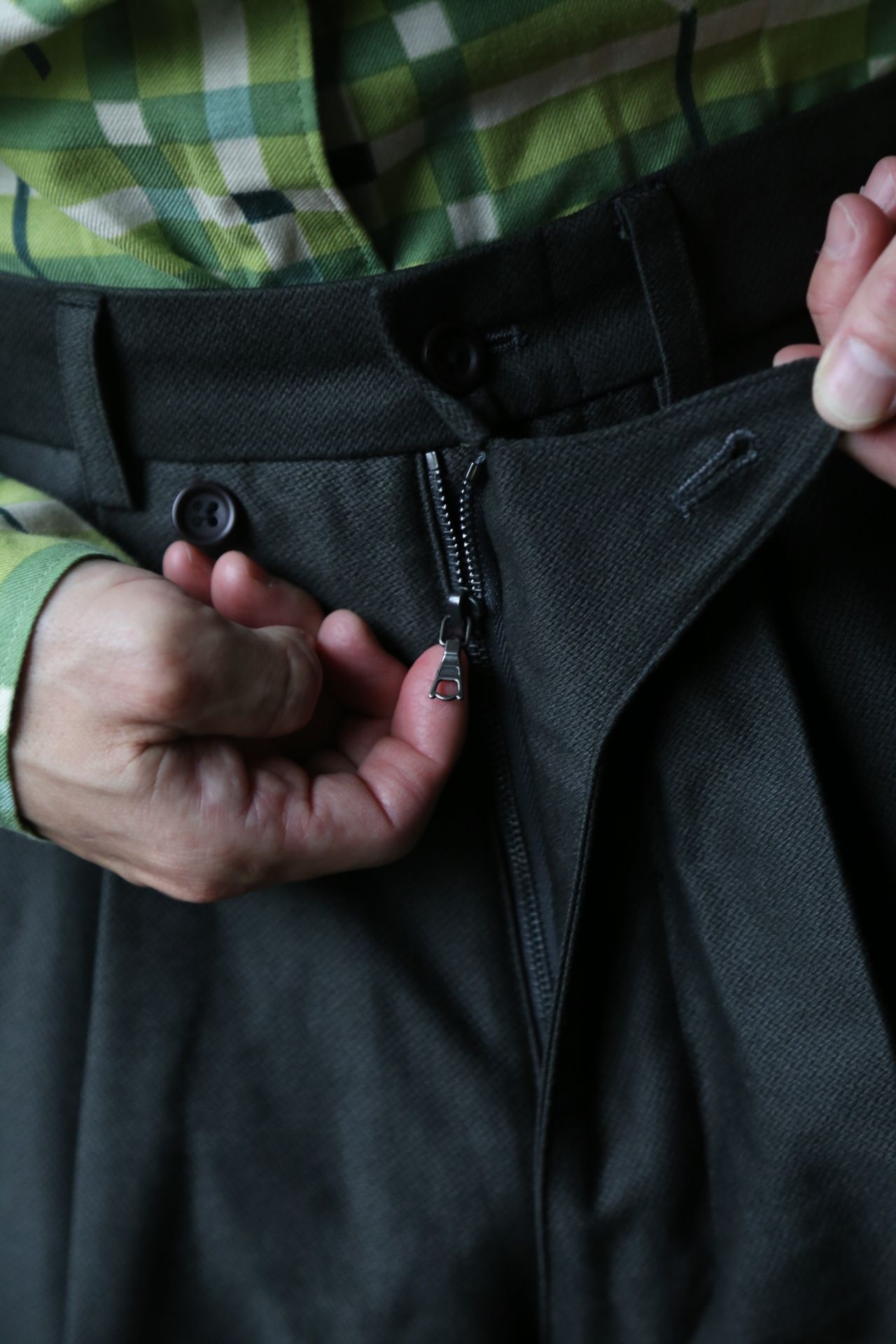 blurhms Broken Cloth Curve Front Slacks