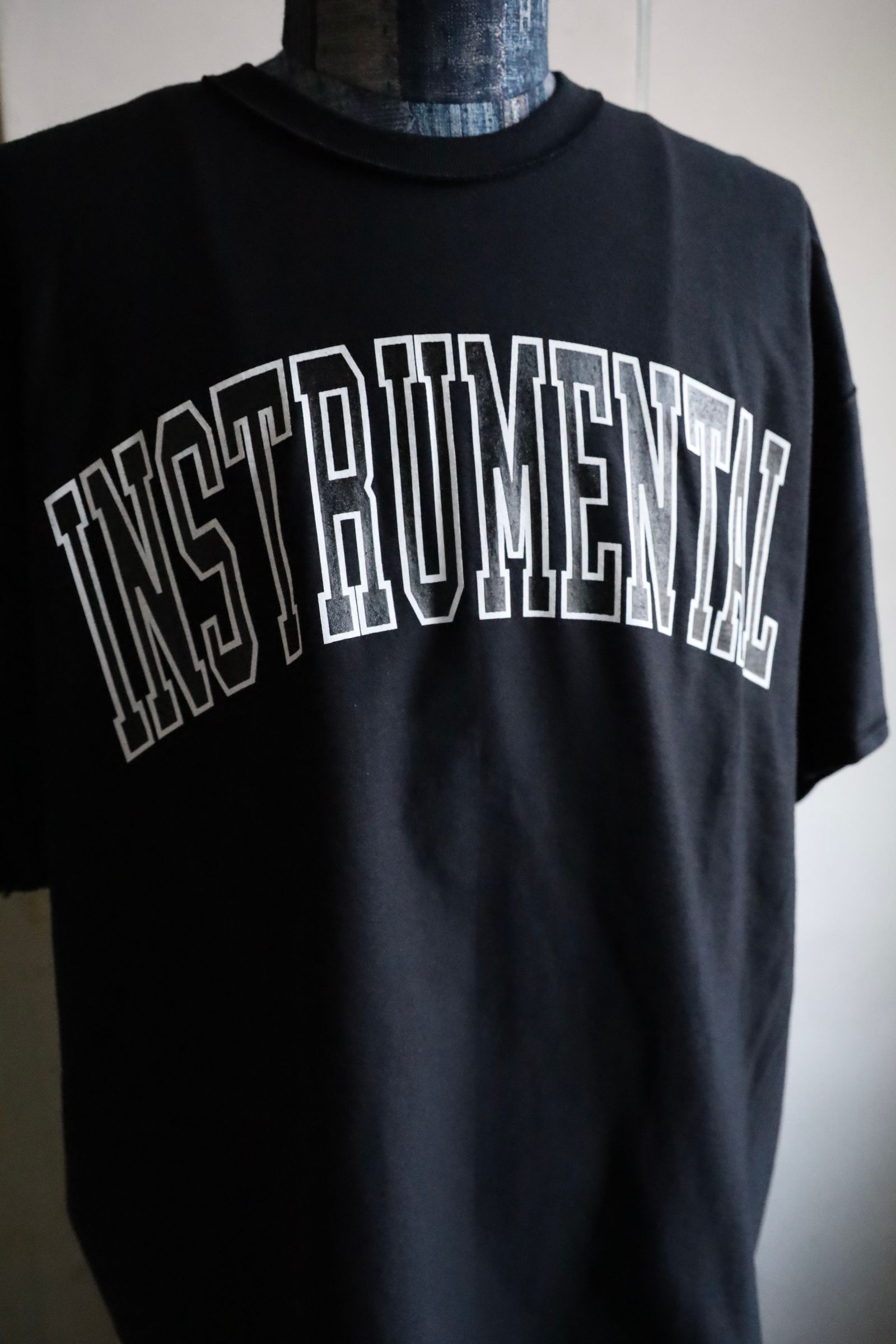イズネスミュージック 25SS INSTRUMENTAL T-SHIRT(IMP5_28_INSTS5ST01)BLACK