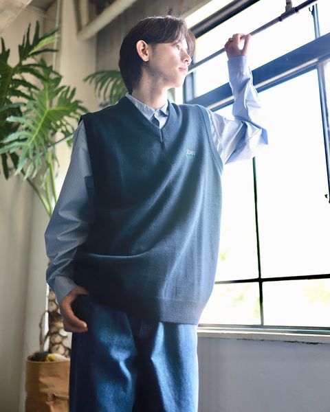 SEDAN ALL-PURPOSE セダンオールパーパス 23AW TECH LOGO KNIT VESTスタイル