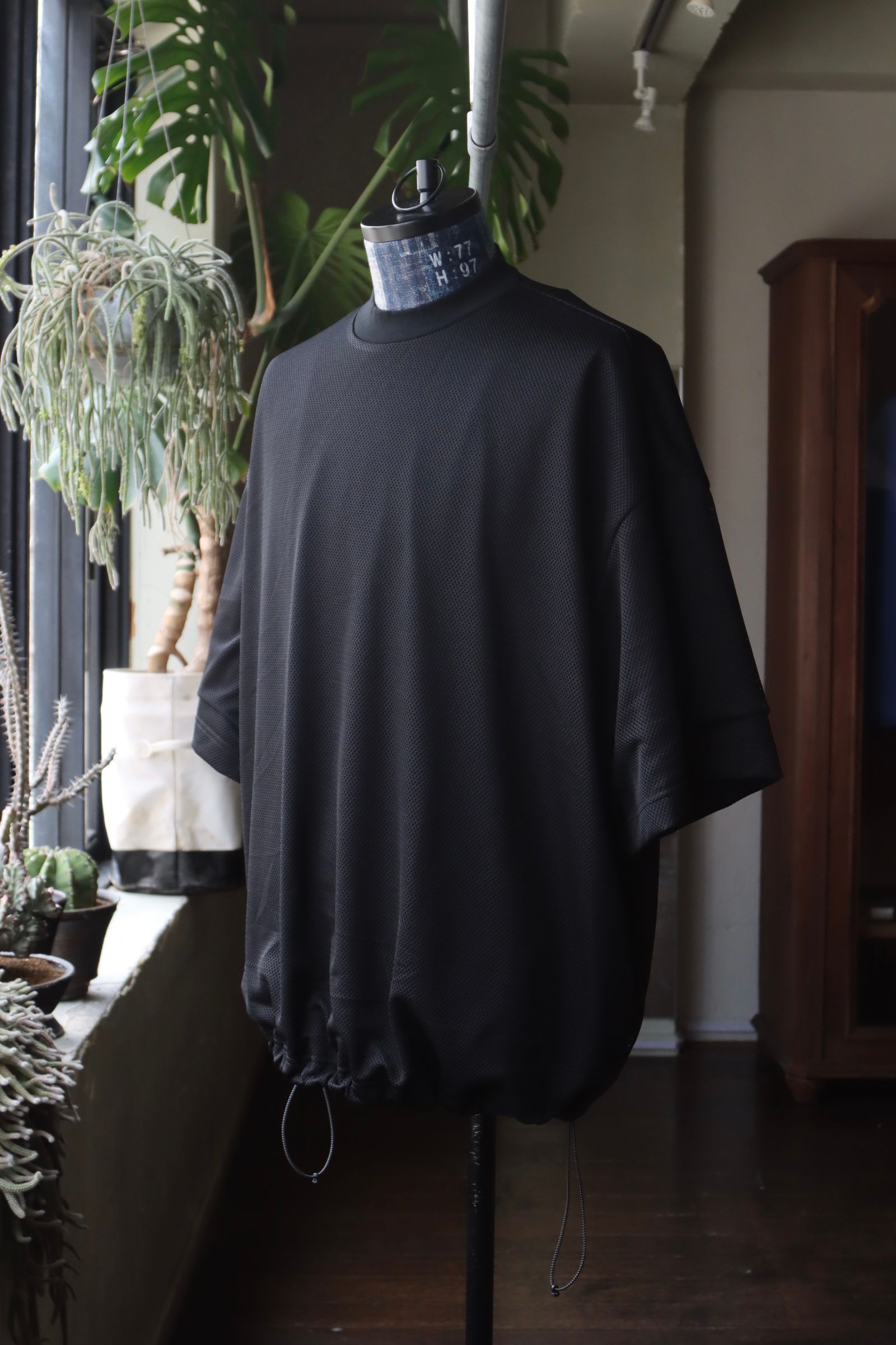 イズネス24SSバルーンレイヤードメッシュTシャツ BALLOON DOUBLE LAYERED MESH SHORT SLEEVE T-SHIRT(1006SSCS08)BLACK