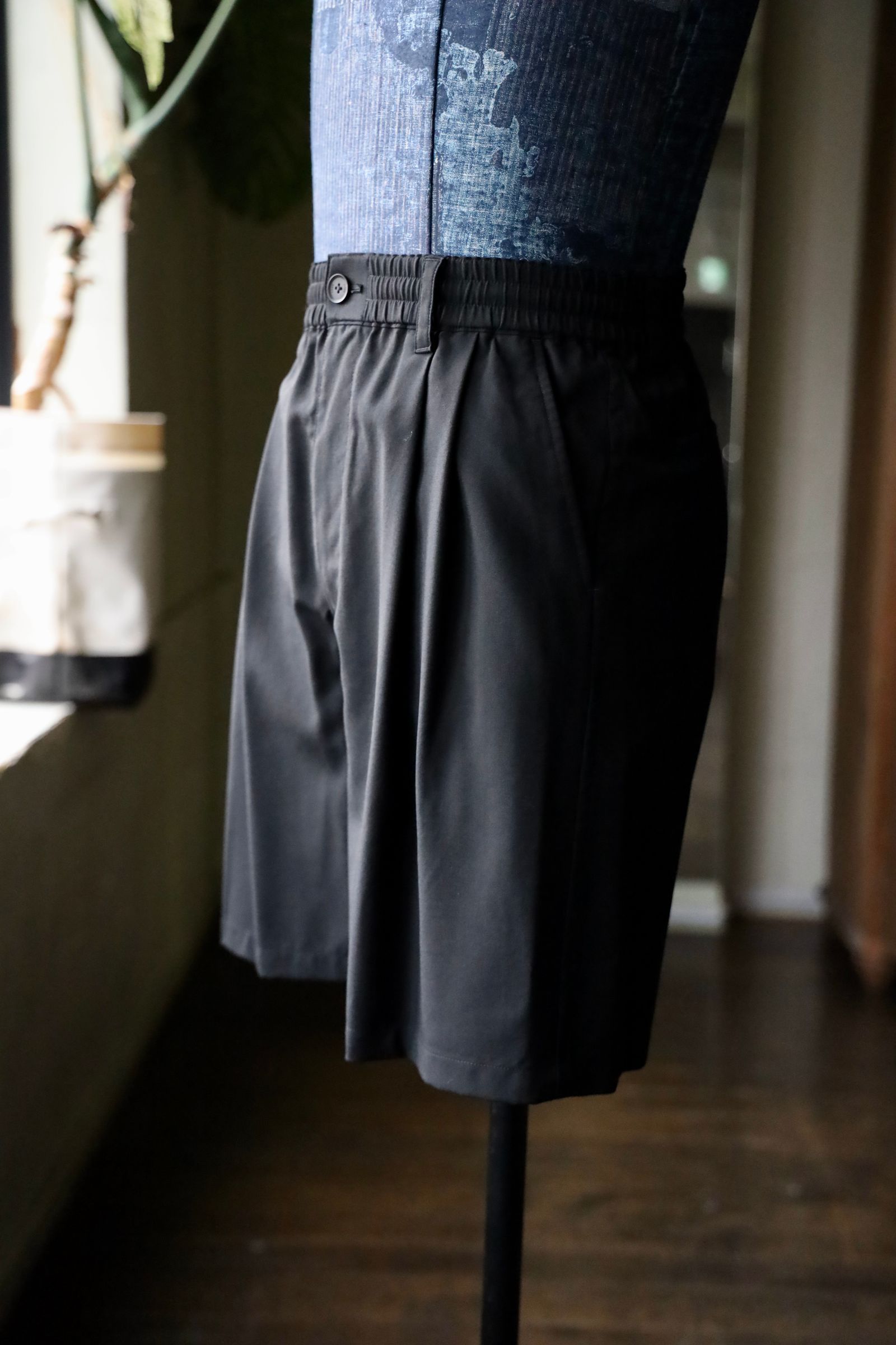 ヨーク25SS WOOL TROPICAL 2PLEATED EASY SHORTS(YK25SS001009P)BLACK☆5月3日(土)発売！