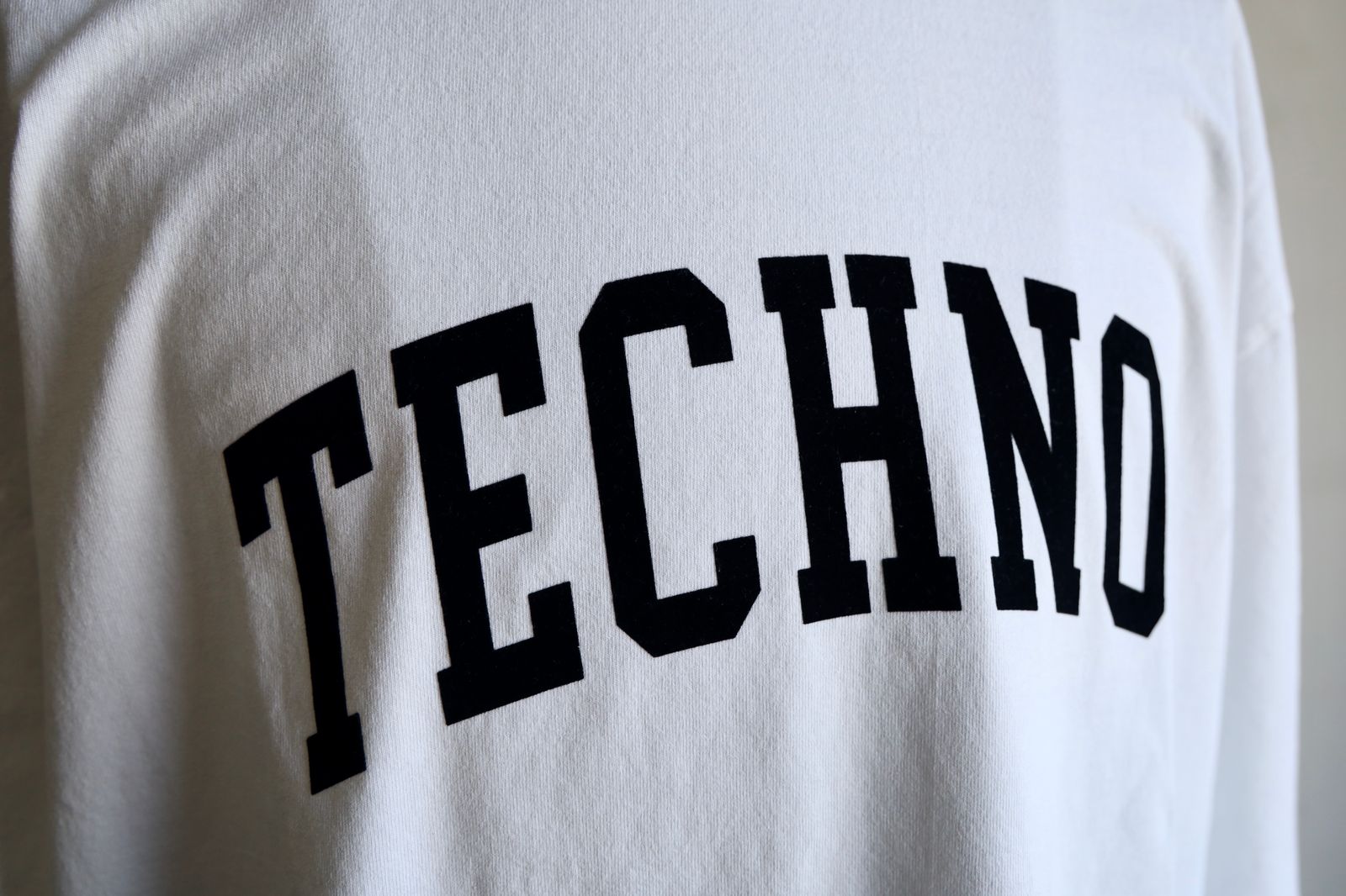 イズネスミュージック TECHNO FLOCKY PRINT T-SHIRT(IMP5_11_FLTECHNOT01)WHITE