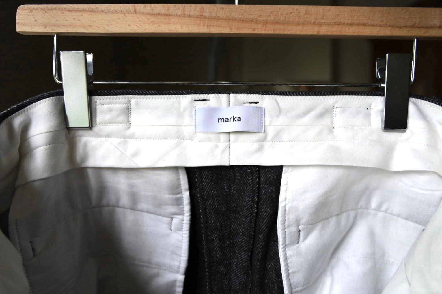 マーカ 26AW SINGLE PLEAT WIDE TROUSERS(M26C19PT01C)HERRINGBONE☆新作発売！