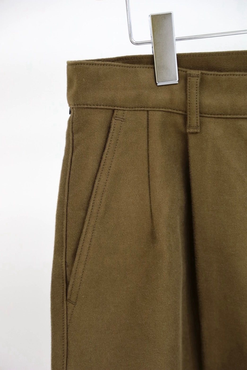 グラフペーパー Cotton Double Serge Two Tuck Tapered Pants(GM263-40451)BROWN