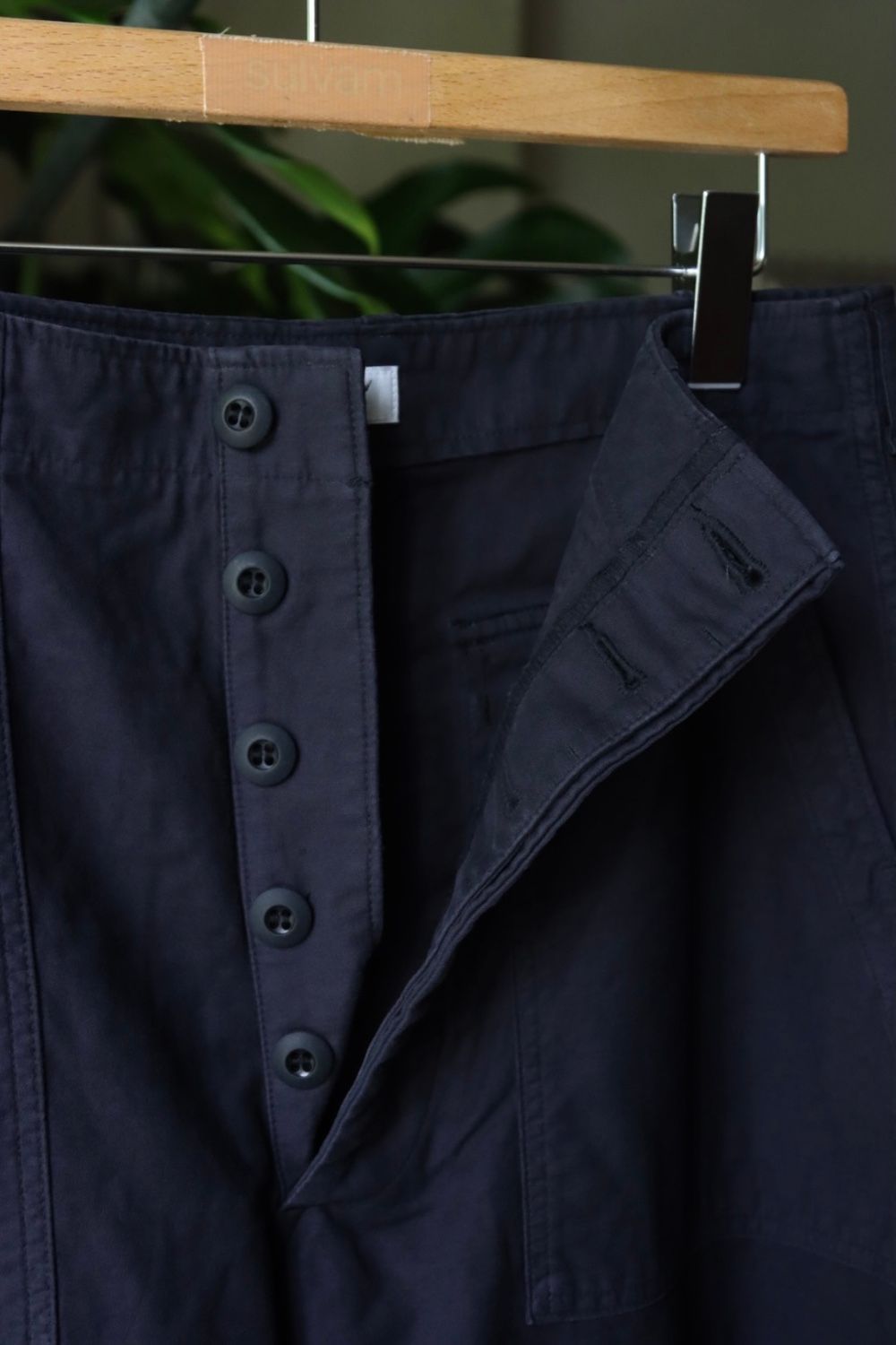 シオタ22AW スビンコットンムラ糸バックサテンベイカーパンツ(PTLM-109M-SB)BLACK