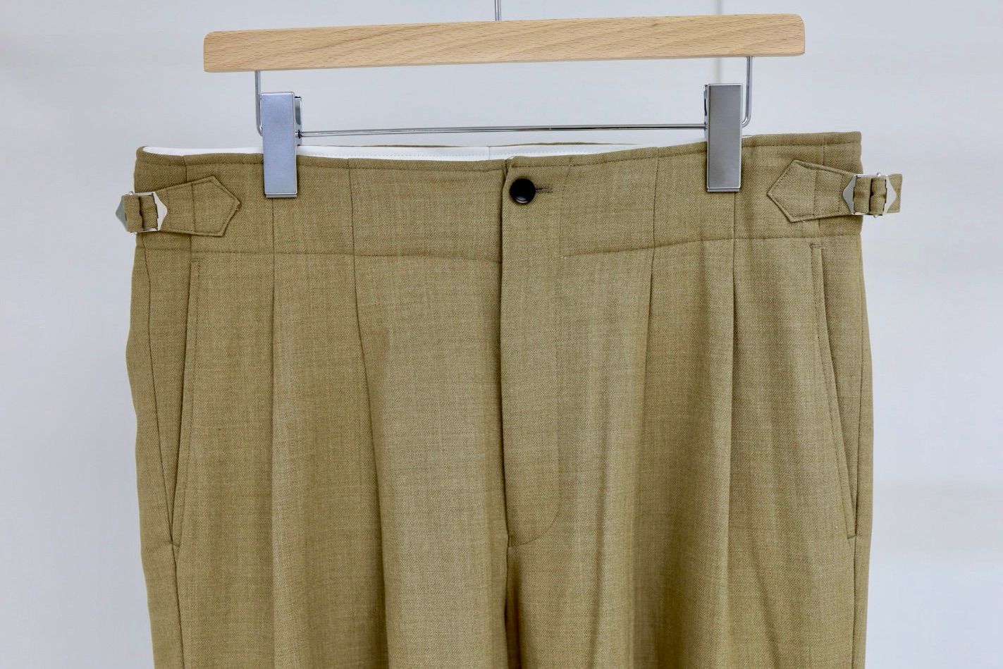 marka マーカ 26SS TWO TUCK MILITARY TROUSERS -RECYCLED POLYESTER NON-MULESED WOOL GABARDINE-(M26A06PT01C)BEIGE☆新作発売！