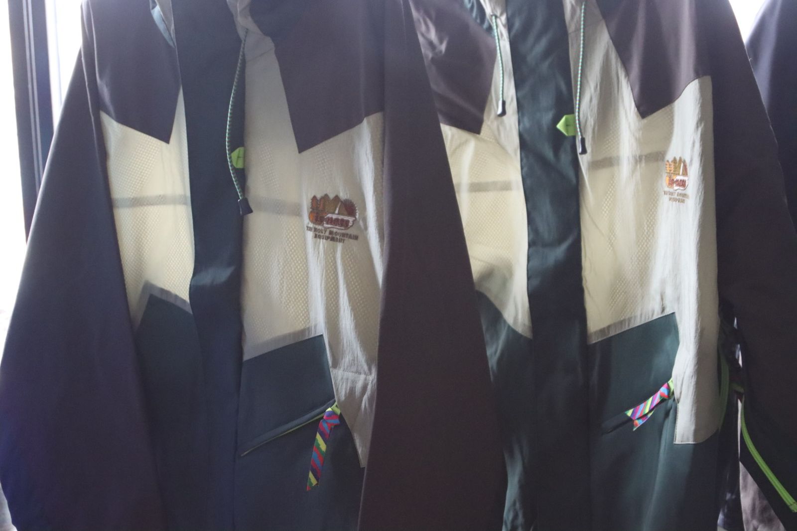 イズネス23SS マウンテンパーカー THM ANNAPURNA MOUNTAIN JACKET(1005SSJK01)GREEN x GREIGE