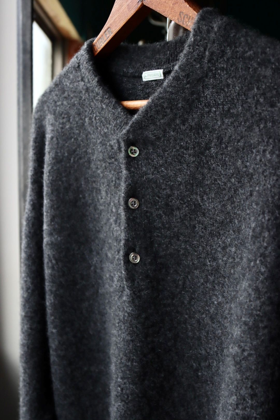 アプレッセ 2025 STYLE2 Cashmere Middle Gauge Henley Neck Sweater(25AAP-03-14)CHARCOAL