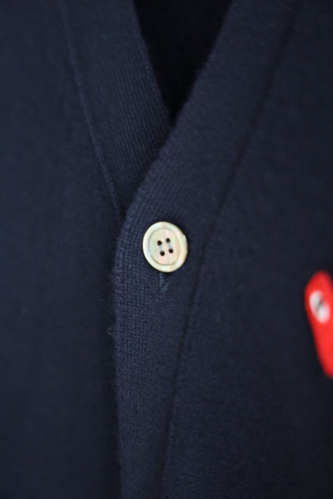プレイコムデギャルソン V-NECK CARDIGAN DOUBLE BURGENDY EMBLEM (AX-N058-051)NAVY