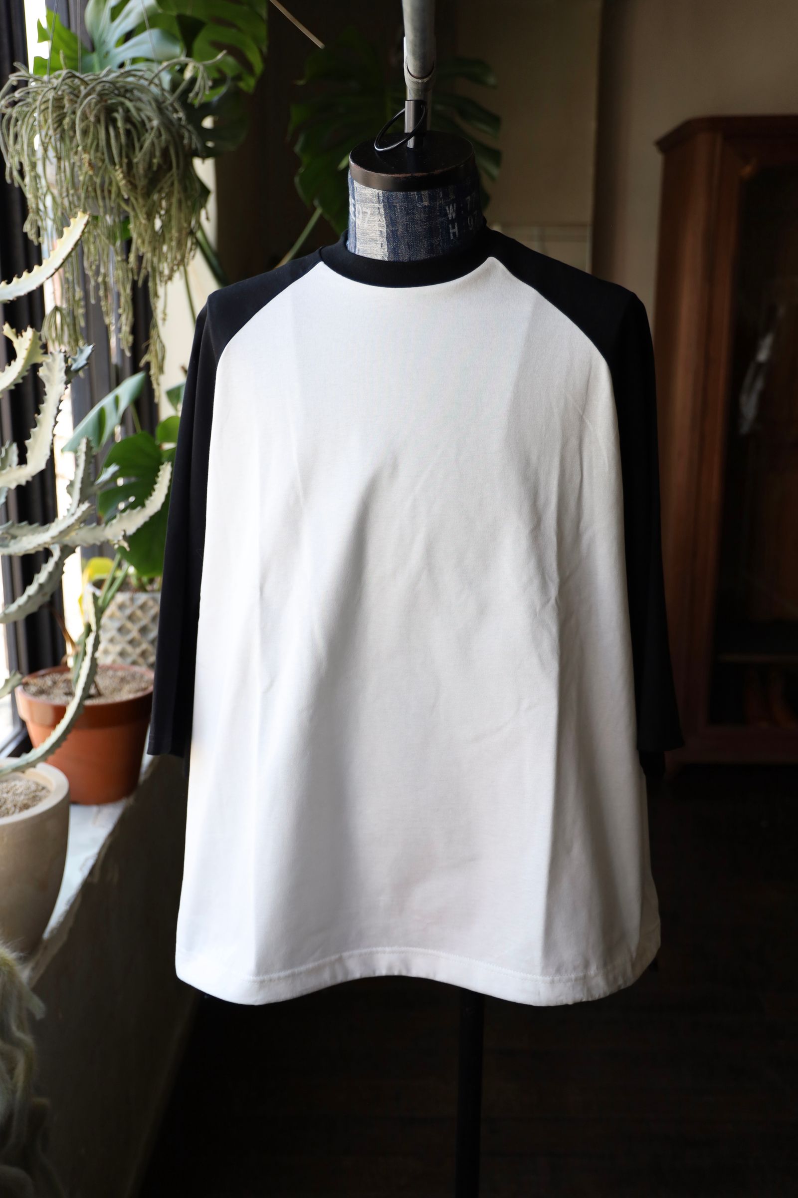 イズネス25SS BALLOON RAGLAN SLEEVE T-SHIRT(1007SSCST01)OFF WHITE×BLACK