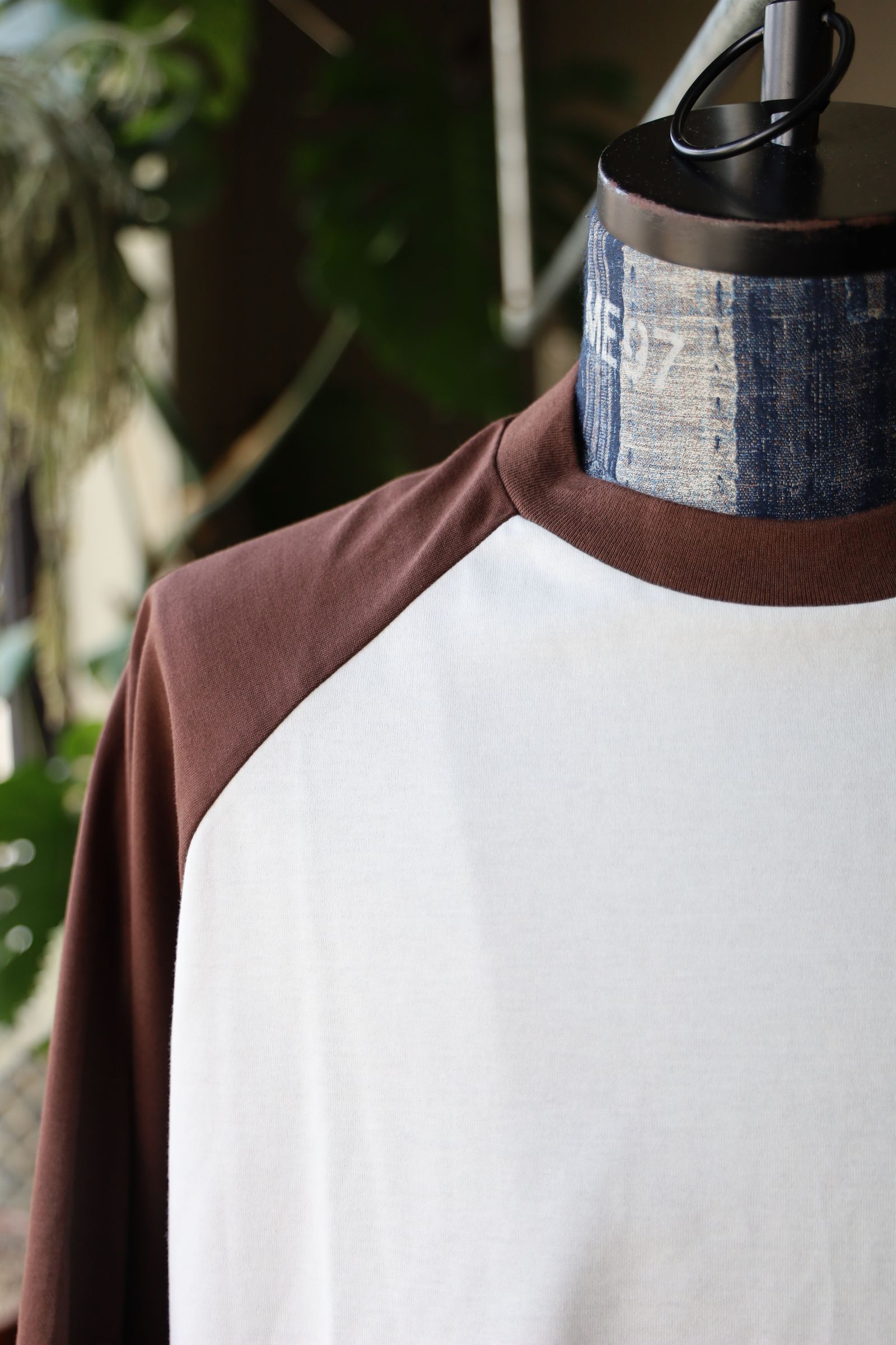 イズネス25SS BALLOON RAGLAN SLEEVE T-SHIRT(1007SSCST01)OFF WHITE×BROWN