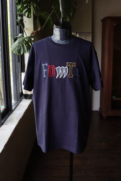 ファンダメンタル  パッチワークロゴTシャツ  PATCHWARK LOGO TEE (FA24TE14)NAVY