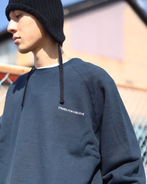 STRIPES FOR CREATIVE FW23 SFC RAGLAN CREWスタイル