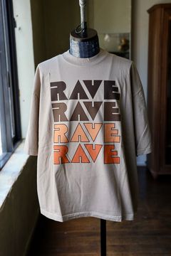 イズネスミュージック 25AW RAVE T-SHIRT (IMP6_05_RAVE5ST01) OATMEAL