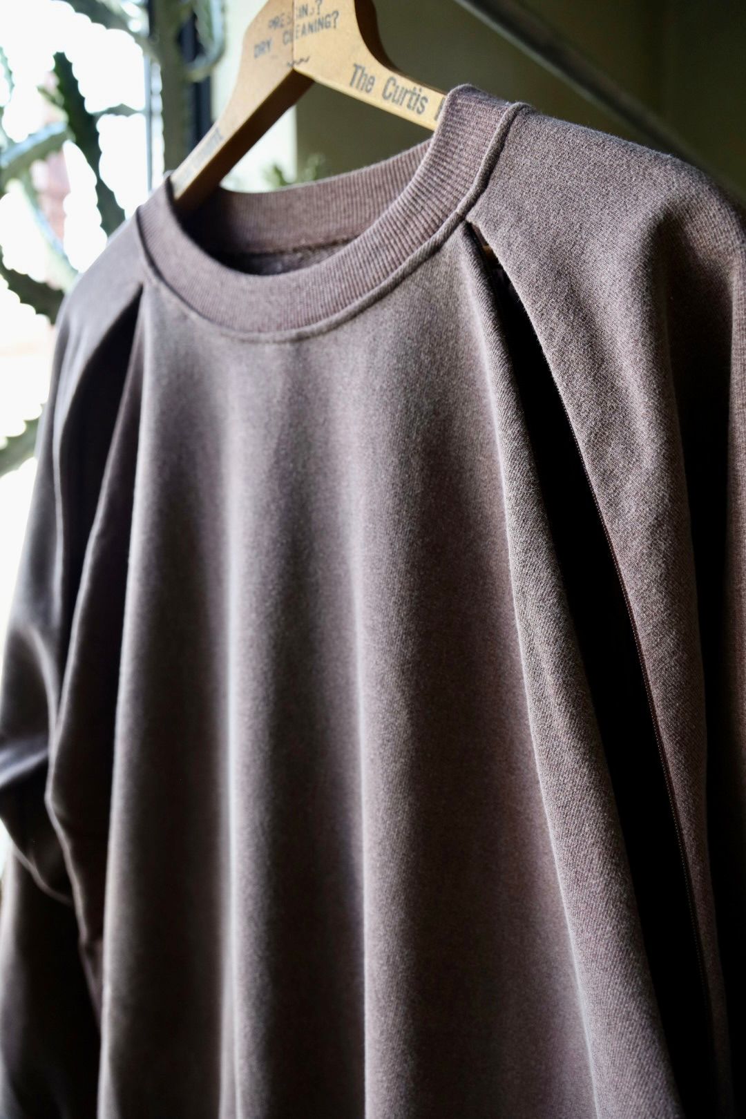 イズネス 26SS Ventilated Sweatshirt (26SS_13_1008SSSW01)BROWN☆新作発売！
