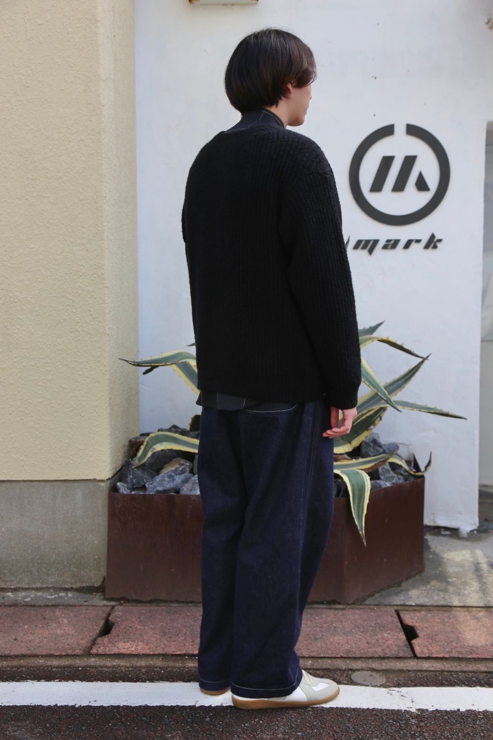 YOKEより、3G BACK ZIP RIB CREW NECK "BLACK" style.2020.10.17.