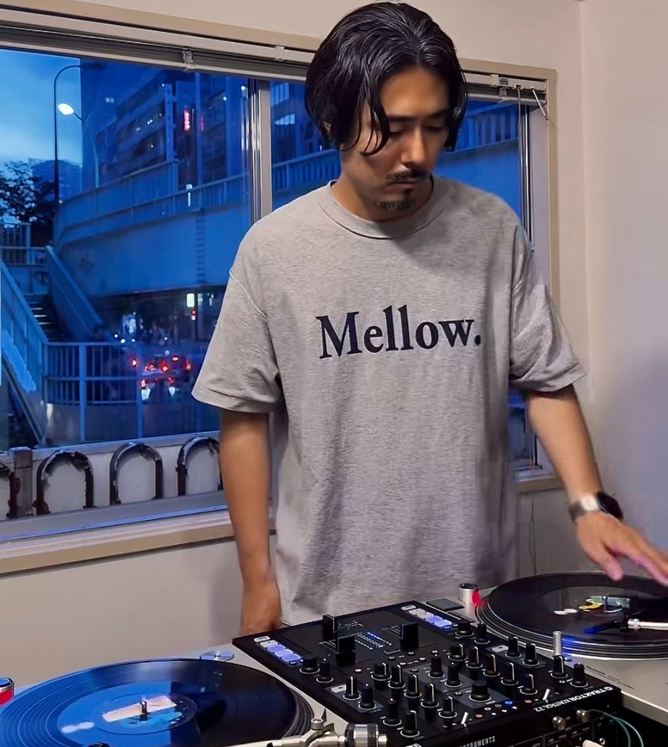 イズネスミュージック 26SS MELLOW T-SHIRTS(ISNESS MUSIC×DJ SHOTA)(IMP7_13_MELLOWT01)GRAY☆新作発売！